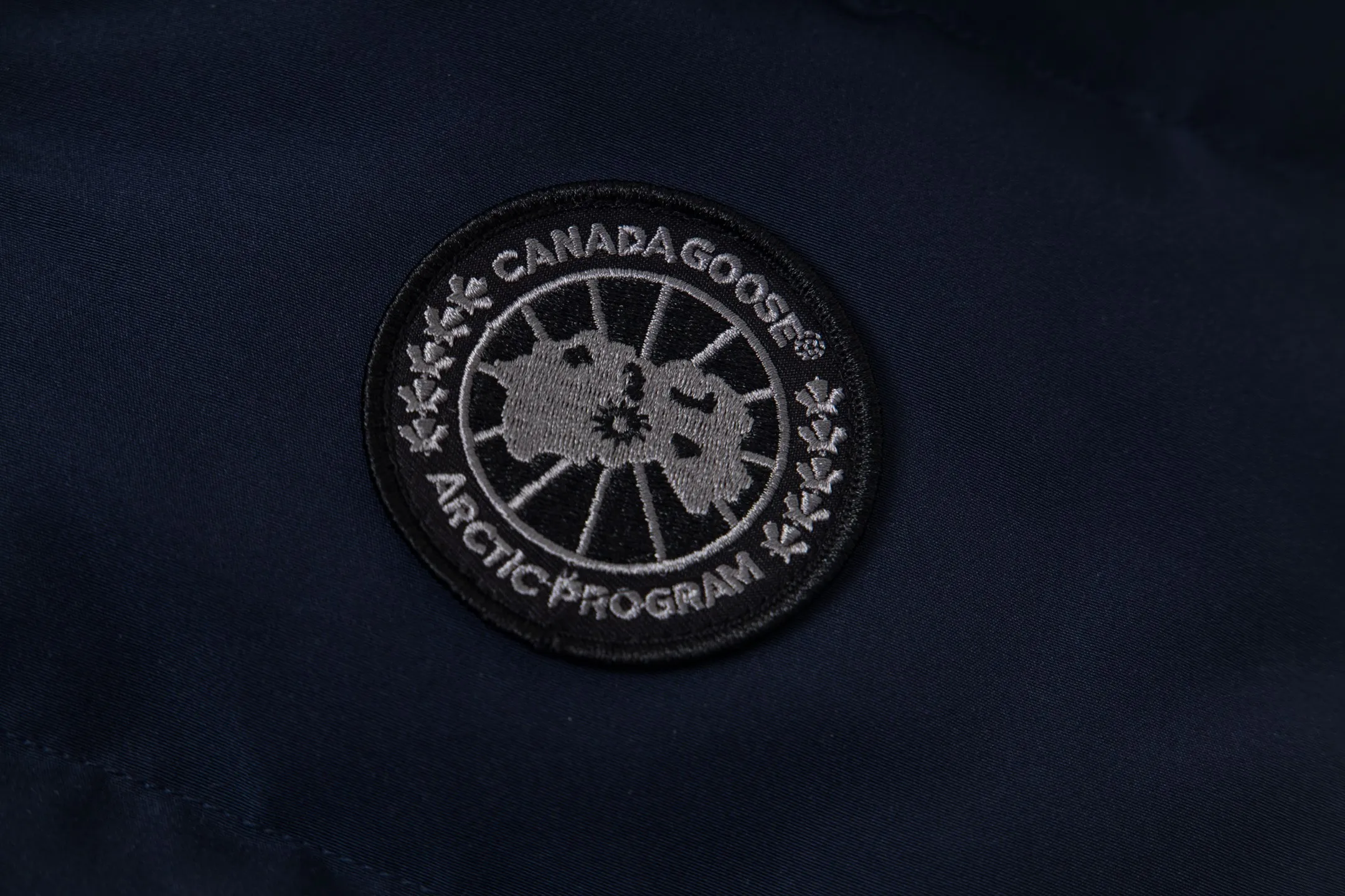 P360 Canada Goose/Canada Goose Black Label #Freestyle Crew 4151mb men's and women's vest down ➖ Imported Behringer embroidery machine customized 10,000-needle embroidery label! ➖ Imported 21-count polyester-cotton blended original fabric, using Feather-Light 10D waterproof coating fabric, made of 84.5% polyester fiber and 15.5% cotton, 100% the best feel in the entire network! ➖ The genuine official website uses the national standard 80 white duck down, and will never be misled by false claims such as 90 down or goose down! ➖ 100% nylon nylon lining with double double-layer sealing design to prevent velvet from running away. Top-grade polar fleece is used in the collar and pockets to keep warm and comfortable! ➖ Yoshida YKK provides original custom-made electroplated sliders. YKK two-way lockable zippers are tight and smooth and will not peel off paint! ➖ 3M composite original Velcro is durable, and all accessories and hardware are disassembled and customized! ⛔No slander, no exaggeration, no need for too much copywriting, because it is focused, it is professional!  SIZE: XS S M L XL XXL